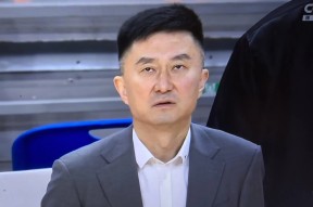 九游客户端-关键时刻广东宏远调整名单以备葡超，队长鼓劲环节打磨，压力陡增，阵容厚度经受考验(广东宏远十一冠纪录片)